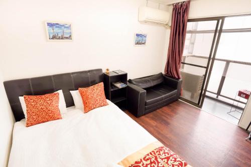 Namba Apartment | 马路对面就是黑门海鲜市场步行3-5分钟即能到达机场巴士站難波心斎橋道顿堀楼下就是地下铁口带有电梯超级好位置最大可9人