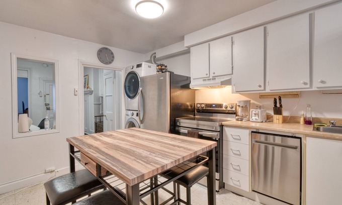 Haute-Ville House | 037 Next to the Parliament and the Grand Théâtre, apt.2 rooms + parking lot