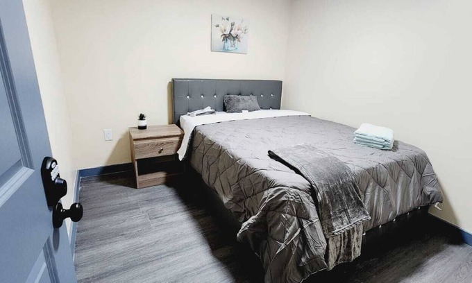 Primos Secane House | #07 Basement Room With Queen Bed + TV in Angora