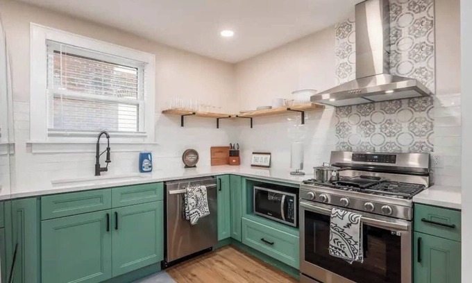 Livingston Park House | 09) Large 3 bedroom with Hot Tub & Fenced Yard!