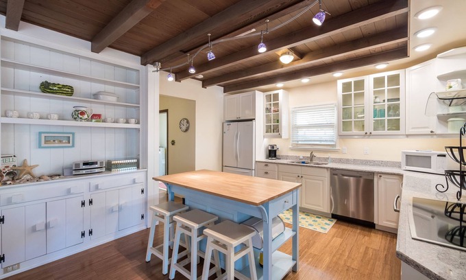 Saint Armands Key House | 1/10 mile to Lido Beach