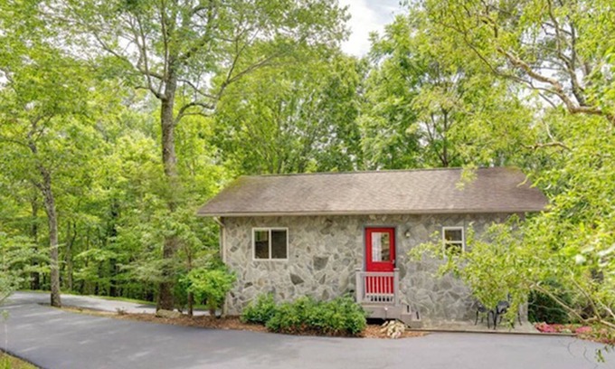 Murphy House | 1.2 miles to John C. Campbell Folk School/Cozy and private mountain get-away!