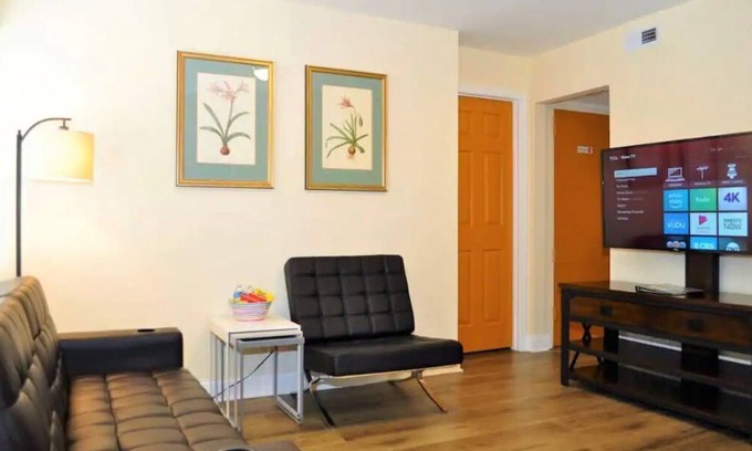 Chinatown House | 1 #23 - 4 Bedroom Condo - McCormick Place, Wintrust Arena, Chinatown
