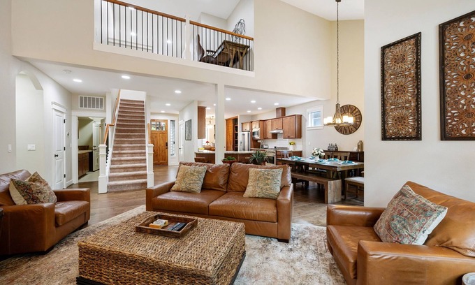 West Haven-Sylvan House | 1.2M New Luxury Home, Hot Tub, 4 King Beds, 2 in-Suites, Fast Wifi