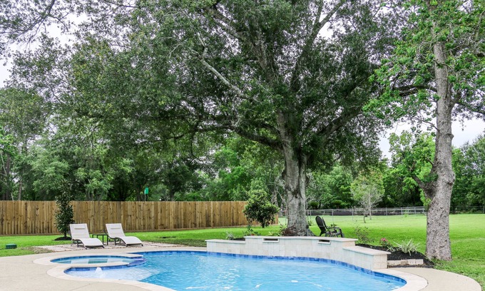 Manvel House | 1 Acre Oasis: 6 Beds Home + Pool!