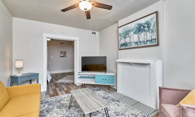 St. Louis Apartment | 1 Bd Apt- Forest Park, CWE & Grove -4932 Wise Ave