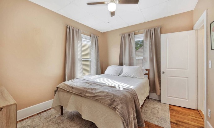 Sunnyside House | 1 BD with Fully Fenced Yard! ~Bluebird Retreat~