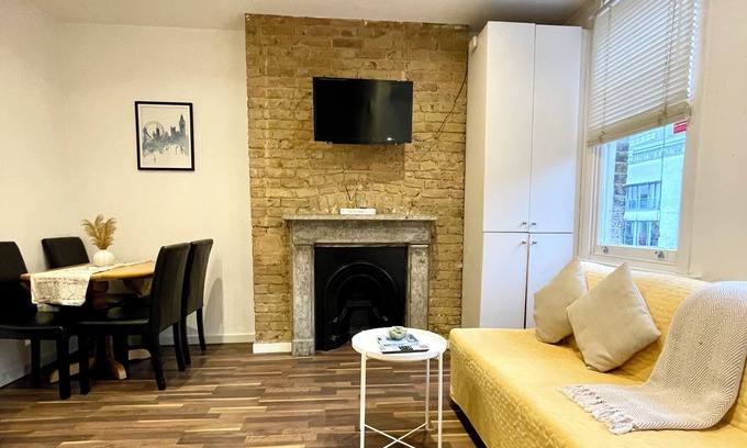 Golborne Apartment | 1 BDR Flat W/Canal View- Moments away from Famous Portobello Rd