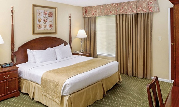 Berkeley Condo | 1 BDRM~ HISTORIC POWHATAN RESORT~ BUSCH GARDENS 8 MILES~ INDOOR/OUTDOOR POOLS