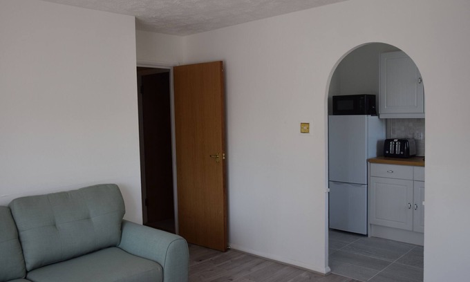 Ponders End Apartment | 1 Bed apart., sleeps 4, Train station 3 minutes walk, 23 min. train City Centre