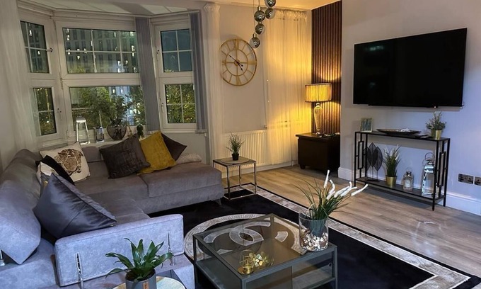 Edgbaston Apartment | 1 Bed Flat - Sleeps 2 - Jacuzzi - Parking - Wifi