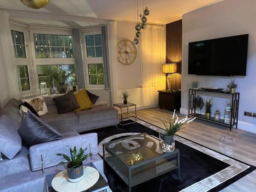 Edgbaston Apartment | 1 Bed Flat - Sleeps 2 - Jacuzzi - Parking - Wifi