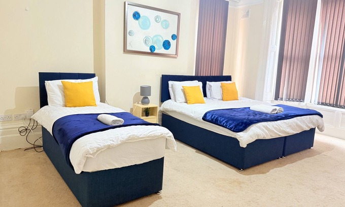 Oadby Apartment | 1 Bed Flat - Sleeps 5 - Parking - Wifi