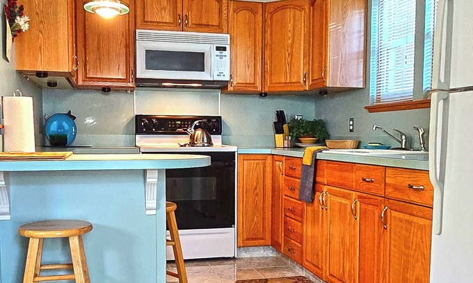 Fenton Apartment | 1-Bed Furnished Apartment, close to Fenton, Michigan. Pets welcome. 1-car Garage