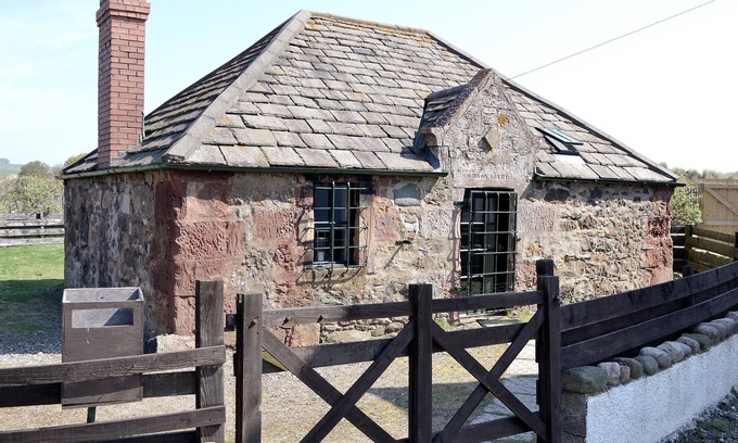 Lunan Cottage | 1 bedroom accommodation in Lunan Bay