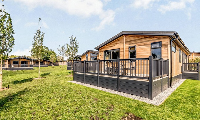 Saintbury Ski Chalet | 1 bedroom accommodation in Snitterfield, Stratford Upon Avon