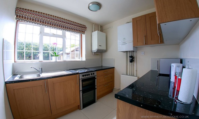 Heathrow Villages Apartment | 1 Bedroom Apartment with Free travel to Heathrow. Paid Parking Available