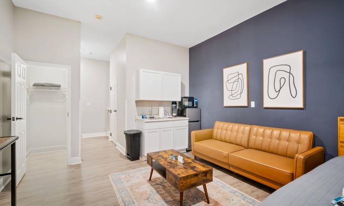 Grand Bay Apartment | 1 Bedroom Apartment at Oak + Fountain - #10