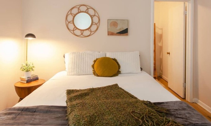 Medford Apartment | 1 Bedroom Apartment, Queen Casper Mattress, Full Kitchen, Roku TV, Washer/Dryer with parking.