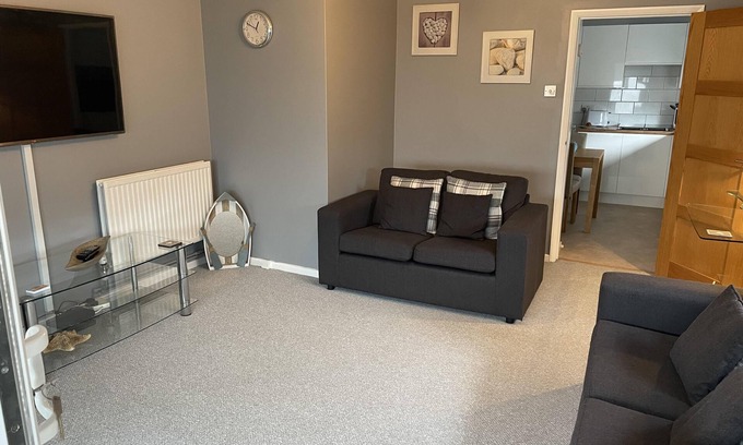 Hythe Apartment | 1-Bedroom Apartment Sleeps 4, Parking