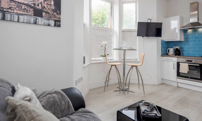 Bedford Apartment | 1 Bedroom Apartment with Wifi and Parking
