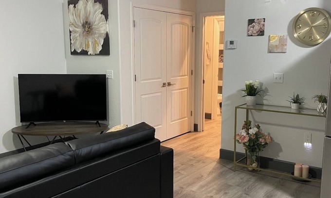 North Mountain Apartment | 1 bedroom apt on 3rd floor. North Central location . Near shops, restaurants.