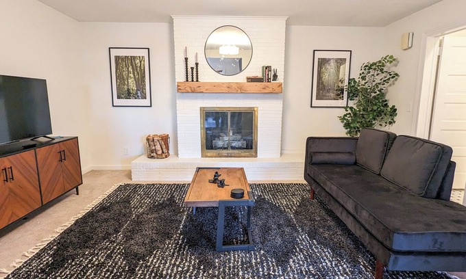 Greenville Downtown Apartment | 1 bedroom apt, Steps from Swamp Rabbit Trail, 15 minute walk to Main st.