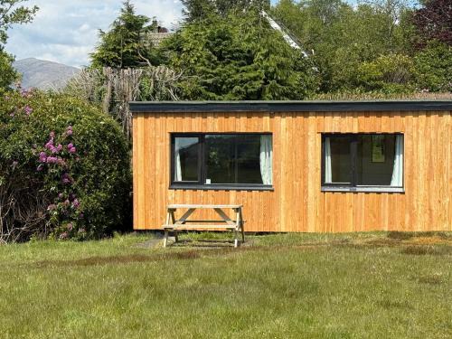 West Laroch House | 1 Bedroom Cabin with Mountain & Loch Views - Quiet Location between Glencoe & Ben Nevis