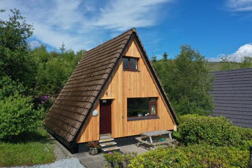 West Laroch Ski Chalet | 1 Bedroom Cabin with Mountain & Loch Views - Quiet Location between Glencoe & Ben Nevis