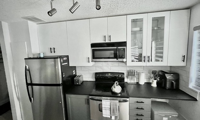 Fort Gary Condo | 1-Bedroom condo close to shops and restaurants
