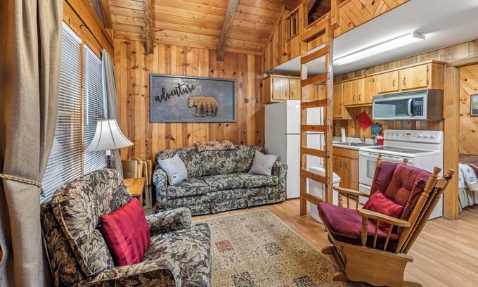 Sautee Nacoochee Cottage | 1 bedroom cozy cabin 5 miles to Helen! Fireplace, Hot tub, kitchen, Fire Pit!