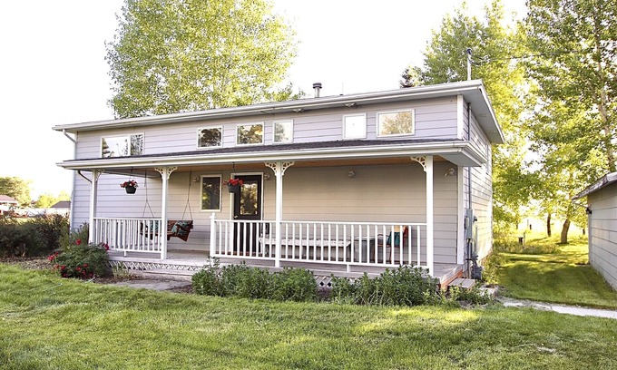 Bozeman House | 1 bedroom farmhouse on 2 lovely acres on the outskirts of Bozeman, Pets Allowed
