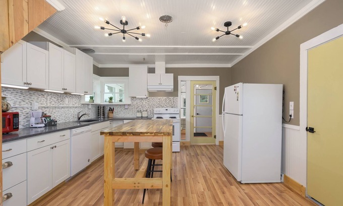 Anaconda House | 1 Bedroom Goosetown Getaway w/Twinkle Lights & Wifi