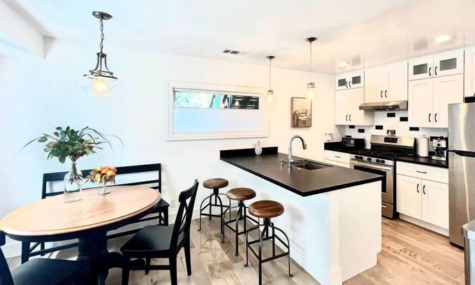 College Hill Apartment | 1 Bedroom Single family L-558784 by Houzlet