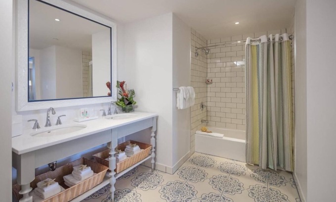 Florida Center Hotel | 1-Bedroom Suite at a 4⭐️ Hotel