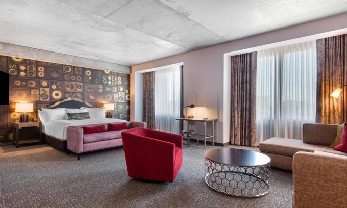 Sobro Hotel | 1-Bedroom Suite at a 4⭐️ Hotel