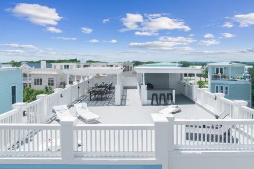Isle of Palms House | 1 Block to Beach Newly Renovated 6BDR w Rooftop Views Sand Dune by AvantStay