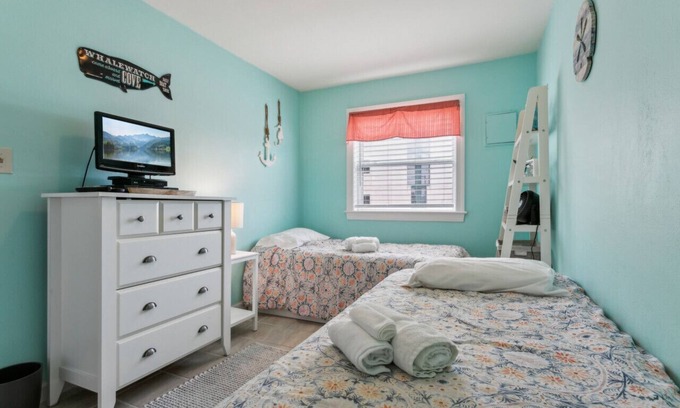 Northeast Virginia Beach Condo | 1 block to beach & boardwalk | Central Downtown