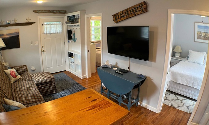 Wall Cottage | 1 Block to the Sea and Sand!