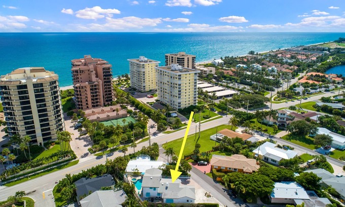 Juno Beach House | 1 Block Walk to Beach ~Private Pool ~ King Bed