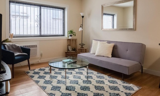 Lower East Side Apartment | 1 BR Apt Near Marquette University