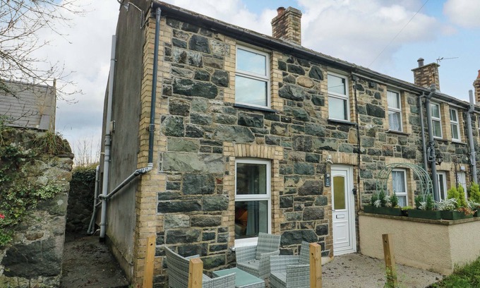 Dinas Cottage | 1 DINAS COTTAGES, pet friendly, with open fire in Bontnewydd, Gwynedd