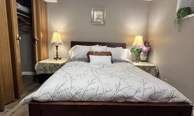 West Edmonton House | #1-Ellegant Room in a quiet and nice home to stay in West Edmonton Area