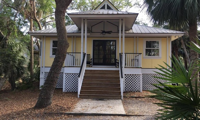 Saint Helena Island Cottage | 1 Fiddlers Cove. Pet friendly and golf cart included.