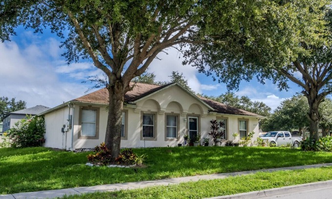 Plymouth Apartment | 1 Flint and Kingscrest, LLC - Apopka
