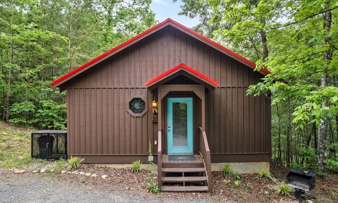 Gatlinburg - Pigeon Forge Cabin | #1 Honeymoon Cabin Cute Clean Comfortable Secluded