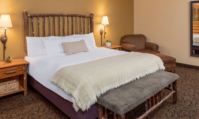 Rothschild House | 1 King, 1 Bunk Bed Suite With Access to Pool, Hot Tub, and Gym
