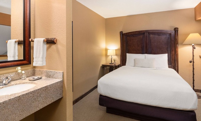 Rothschild House | 1 King, 1 Queen Loft Suite With Kitchen, Access to Pool, Hot Tub, and Gym