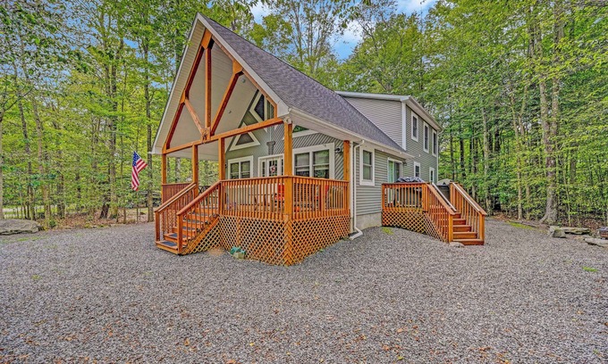 Thornhurst House | 1 Mi to Beach: Pocono Lake Chalet w/Decks