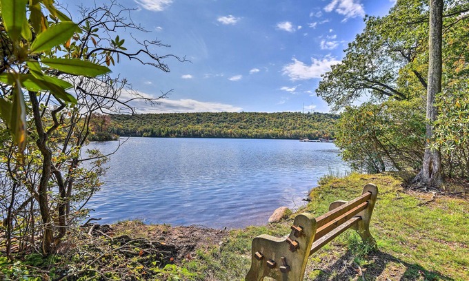 Lake Harmony Condo | 1 Mi to Big Boulder: Lakefront Unit w/Pool Access